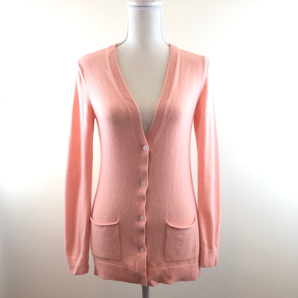 GAP buttoned cardigan. ⭐️⭐️⭐️